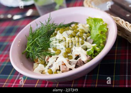 Traditionell mit Erbsen und Mayonnaise in einer rosa Schüssel Stockfoto