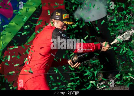 Melbourne, Australien. 10. April 2022. Ferrari-Fahrer Charles Leclerc aus Monaco feiert während der Siegerehrung für das Finale des Grand Prix F1 in Australien am 10. April 2022 in Melbourne. Quelle: Bai Xuefei/Xinhua/Alamy Live News Stockfoto