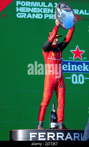 Melbourne, Australien. 10. April 2022. Ferrari-Fahrer Charles Leclerc aus Monaco feiert während der Siegerehrung für das Finale des Grand Prix F1 in Australien am 10. April 2022 in Melbourne. Quelle: Bai Xuefei/Xinhua/Alamy Live News Stockfoto