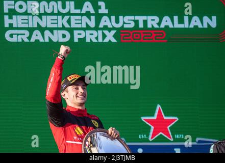 Melbourne, Australien. 10. April 2022. Ferrari-Fahrer Charles Leclerc aus Monaco feiert während der Siegerehrung für das Finale des Grand Prix F1 in Australien am 10. April 2022 in Melbourne. Quelle: Bai Xuefei/Xinhua/Alamy Live News Stockfoto