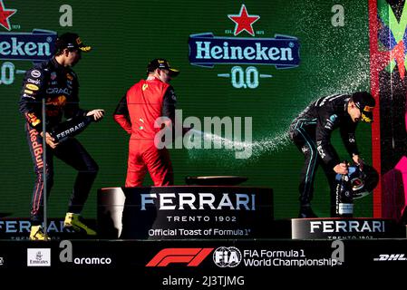 Melbourne, Australien. 10. April 2022. Ferrari-Fahrer Charles Leclerc (C) aus Monaco, Red Bull-Fahrer Sergio Perez (L) aus Mexiko und Mercedes-Fahrer George Russell aus Großbritannien feiern während der Siegerehrung für das Finale des Grand Prix F1 in Australien am 10. April 2022 in Melbourne. Quelle: Bai Xuefei/Xinhua/Alamy Live News Stockfoto