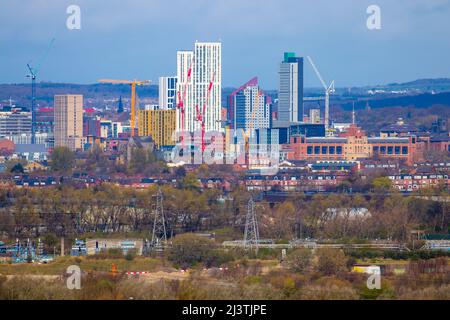 Leeds City Centre von Rothwell aus gesehen. Das Altus House ist derzeit Yorkshire's höchstes Gebäude. Der Flughafen Leeds Bradford ist oben rechts zu sehen. Stockfoto