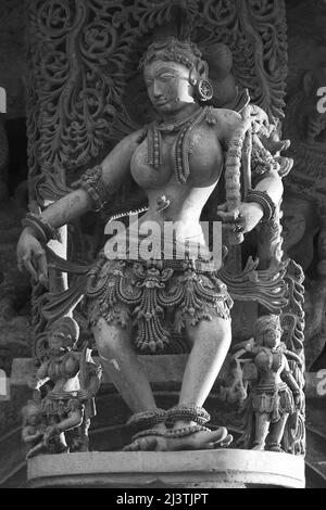 Steinskulptur der schönen Frau (Madanikas) mit selektivem Fokus, 12. Jahrhundert Hindu-Tempel, Alte Steinkunst und Skulpturen in jeder Säule, Che Stockfoto