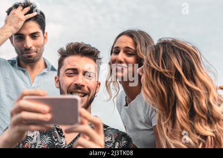 Gruppe von Freunden, die Selfie machen Spaß mit dem Smartphone - Sommer, Urlaub, Urlaub und Glück Konzept Stockfoto