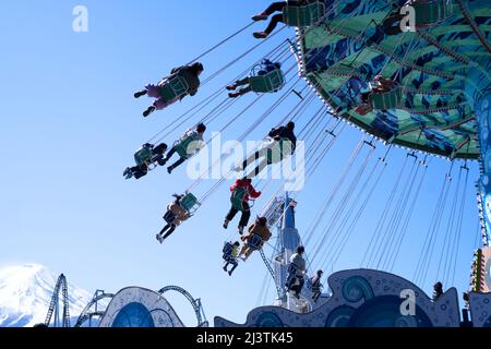 Gigantischer Swing am Fuji-Q Highland gegen klaren Himmel und Fuji Mountain View. Kurz vor der Covid-19-Pandemie. Fuji, Japan. 25.. Februar. 2020 Stockfoto