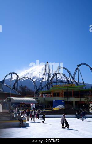 Fuji-Q Highland gegen klaren Himmel und Fuji Mountain View. Kurz vor der Covid-19-Pandemie. Fuji, Japan. 25.. Februar. 2020 Stockfoto