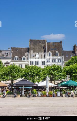 Menschen, die in den Restaurants am Vrijthof in Maastricht, Niederlande, essen und trinken Stockfoto