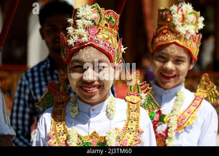 Yangon, Myanmar. 10. April 2022. Jungen in traditioneller Kleidung nehmen an der Shinbyu Noviziationszeremonie in der Shwedagon Pagode in Yangon, Myanmar, am 10. April 2022 Teil. Die Noviziationszeremonie von Shinbyu ist ein wesentlicher Bestandteil im Leben eines männlichen Buddhisten unter 20 Jahren in Myanmar. Quelle: U Aung/Xinhua/Alamy Live News Stockfoto