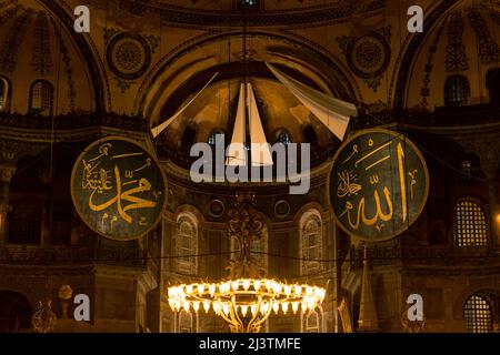 Islamisches Hintergrundbild. Kalligraphien der Namen Allahs und des Propheten Mohammed oder Muhammed pbuh in der Hagia Sophia oder Ayasofya. Istanbul Türkei - 3,2 Stockfoto