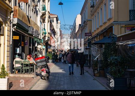 Karakoy Istanbul. Eine Straße in Karakoy Bezirk mit Cafés und Restaurants. Reise in die Türkei Konzept. Istanbul Türkei - 1.14.2022 Stockfoto