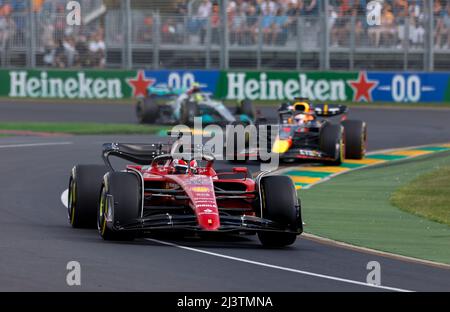 16 LECLERC Charles (mco), Scuderia Ferrari F1-75, 01 VERSTAPPEN Max (nld), Red Bull Racing RB18, Aktion während der Formel 1 Heineken Australian Grand Prix 2022, 3. Lauf der FIA Formel 1 Weltmeisterschaft 2022, auf dem Albert Park Circuit, vom 8. Bis 10. April 2022 in Melbourne, Australien – Foto DPPI Stockfoto