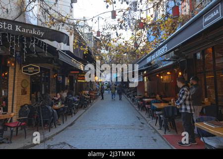 Karakoy Street. Cafés und Restaurants im Stadtteil Karakoy in Istanbul. Reise nach Istanbul Hintergrundbild. Istanbul Türkei - 1.14.2022 Stockfoto