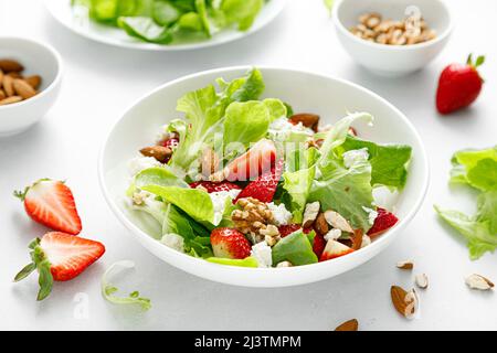 Erdbeer- und Quark-Salat mit frischem Obst, Walnuss, Mandel und Salat Stockfoto