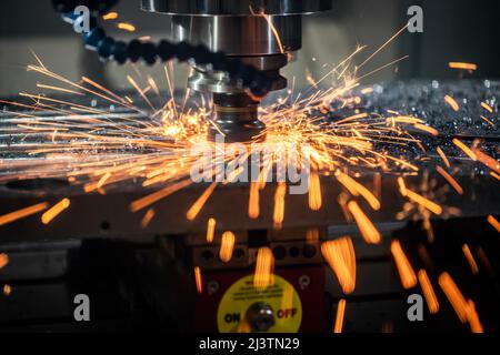 Metallverarbeitung CNC-Drehmaschine Fräsmaschine. Schneiden von Metall moderne Verfahrenstechnik. Fräsen ist der Prozess der Bearbeitung mit messerrotoren zu entfernen. Stockfoto