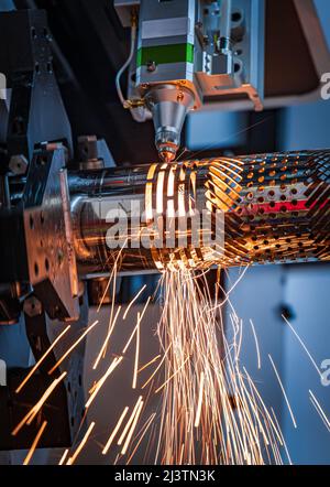 CNC-Laserschneiden von Metall, moderne Industrietechnik machen Industrial Details. Die Laseroptik und CNC (Computer Numerical Control) werden verwendet Stockfoto