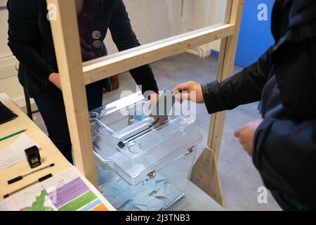 Rennes, Frankreich. 10. April 2022. Französische Bürger, die während der ersten Runde der Präsidentschaftswahlen am 10. April in Rennes, Ile-et-vilaine, Frankreich, zu den Wahllokalen gehen, 2022. Foto von Elias Bezely/ABACAPRESS.COM Quelle: Abaca Press/Alamy Live News Stockfoto