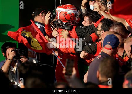 10.. April 2022, Albert Park, Melbourne, FORMEL 1 ROLEX AUSTRALIAN GRAND PRIX 2022, auf dem Bild Gewinner Charles Leclerc (MCO), Scuderia Ferrari ist zufrieden mit den Mechanikern. Stockfoto