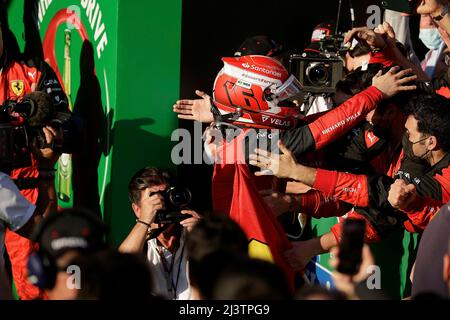 10.. April 2022, Albert Park, Melbourne, FORMEL 1 ROLEX AUSTRALIAN GRAND PRIX 2022, auf dem Bild Gewinner Charles Leclerc (MCO), Scuderia Ferrari ist zufrieden mit den Mechanikern. Stockfoto