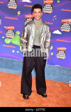 Los Angeles, Vereinigte Staaten. 09. April 2022. Jordan Fisher nimmt am 09. April 2022 an den Nickeodeon's Kids' Choice Awards 2022 im Barker Hangar in Santa Monica, Los Angeles, USA, Teil. Kredit: dpa/Alamy Live Nachrichten Stockfoto