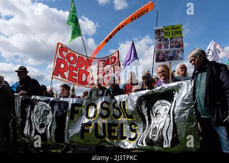 London, Großbritannien. 9. April 2022. Extinction Rebellion (XR)-Aktivisten versammelten sich im Hyde Park und marschierten durch die Oxford Street und machten Halt im Oxford Circus, dem St. James Square, wo BP seinen Hauptsitz hat, und schließlich zum Trafalgar Square, wo der Verkehr blockiert wurde. Der heutige Tag war Teil einer einwöchigen Welle von Protesten und zivilen Ungehorsamsmaßnahmen, die die britische Regierung angesichts der Klimakrise und der ökologischen Notlage dazu aufforderte, die gesamte neue Infrastruktur für fossile Brennstoffe sofort zu stoppen. Stockfoto