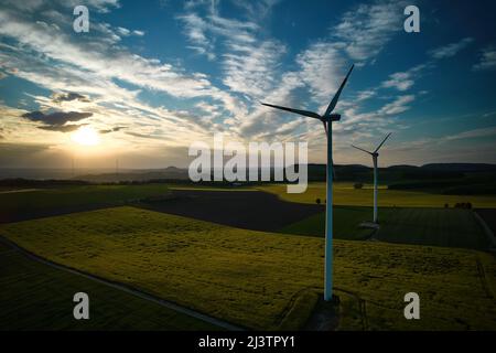 2 Windturbine bei Sonnenuntergang. Luftaufnahme Stockfoto