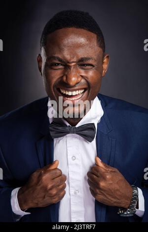 Schöner afroamerikanischer Mann, der mit positivem Ausdruck schrie Stockfoto