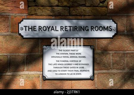 Ein Schild für die Royal Retiring Rooms am Royal Station, Wolferton, auf dem Sandringham Estate, Norfolk. Stockfoto