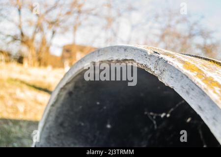 Vorbereitete Betonrohre für die Installation von Kanalsystemen. Stockfoto