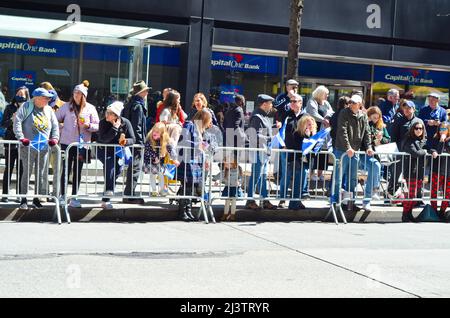 New York, Usa. 09. April 2022. Die Zuschauer versammelten sich in Midtown, Manhattan, um die weltweit größte Pfeifen- und Trommelparade zu sehen, um den Scottish Tartan Day am 9. April 2022 in New York City zu feiern. (Foto von Ryan Rahman/Pacific Press) Quelle: Pacific Press Media Production Corp./Alamy Live News Stockfoto