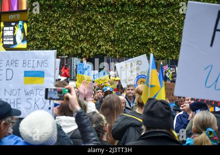 New York, Usa. 09. April 2022. Hunderte versammeln sich am 09. April 2022 auf dem Times Square in New York City, um sich solidarisch mit der Ukraine zu stellen. (Foto von Ryan Rahman/Pacific Press) Quelle: Pacific Press Media Production Corp./Alamy Live News Stockfoto