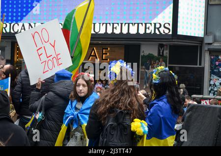 New York, Usa. 09. April 2022. Demonstranten, die blau und gelb (ukrainische Flagge) trugen, um am 09. April 2022 auf dem Times Square in New York City Solidarität mit der Ukraine zu zeigen. (Foto von Ryan Rahman/Pacific Press) Quelle: Pacific Press Media Production Corp./Alamy Live News Stockfoto