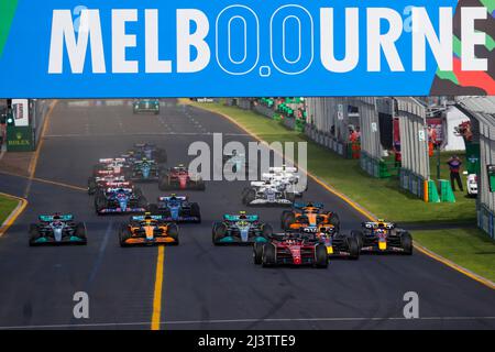 Melbourne, Australien. 10. April 2022. Start, #16 Charles Leclerc (MCO, Scuderia Ferrari), #1 Max Verstappen (NLD, Oracle Red Bull Racing), #11 Sergio Perez (MEX, Oracle Red Bull Racing), #63 George Russell (GBR, Mercedes-AMG Petronas F1 Team), #4 Lando Norris (GBR, McLaren F1 3 Team), ##44 Lewis Hamilton (GBR, Mercedes-AMG Petronas F1 Daniel Hamilton) (AUS, McLaren F1 Team), F1 Grand Prix von Australien auf dem Melbourne Grand Prix Circuit am 10. April 2022 in Melbourne, Australien. (Foto von HIGH TWO) Quelle: dpa/Alamy Live News Stockfoto