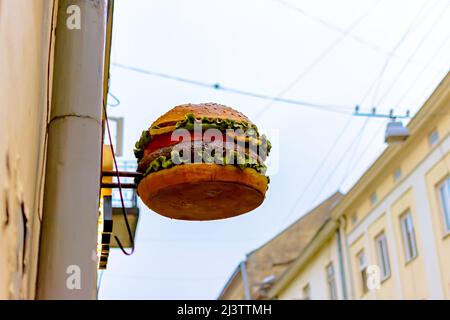 Lviv, Ukraine - 22. oktober 2016: Straßenschild in Form eines großen Mac Stockfoto