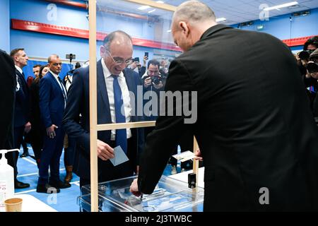 Paris, Frankreich. 10. April 2022. Französische rechtsextreme Partei Reconquete! Präsidentschaftskandidat Eric Zemmour stimmt in einem Wahllokal für die erste Runde der französischen Präsidentschaftswahlen am 10. april 2022 in Paris, Frankreich, ab. Kredit: Victor Joly/Alamy Live Nachrichten Stockfoto