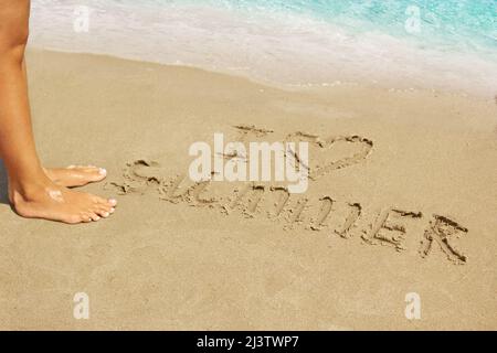 Inschrift auf nassem Sand Ich liebe den Sommer. Konzeptfoto des Sommerurlaubs. Stockfoto