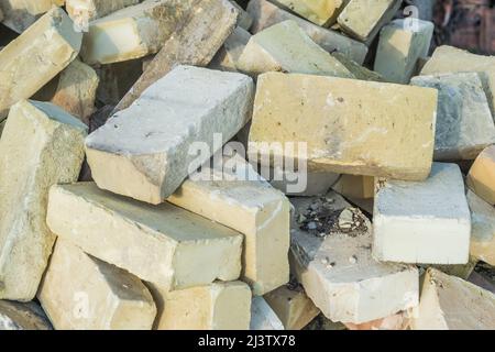 Ein Bündel von Krim Ziegel, ein Ziegelstein aus Muscheln, eine Textur. Hintergrund Stockfoto