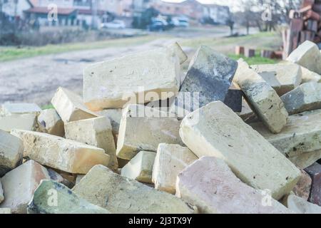 Ein Bündel von Krim Ziegel, ein Ziegelstein aus Muscheln, eine Textur. Hintergrund Stockfoto