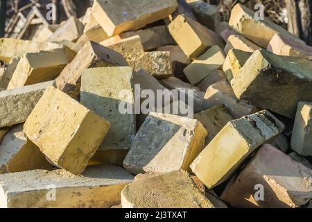 Ein Bündel von Krim Ziegel, ein Ziegelstein aus Muscheln, eine Textur. Hintergrund Stockfoto