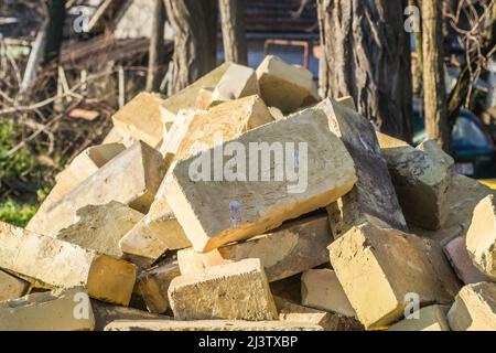 Ein Bündel von Krim Ziegel, ein Ziegelstein aus Muscheln, eine Textur. Hintergrund Stockfoto