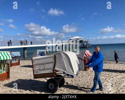 Timmendorfer Strand, Deutschland. 10. April 2022. Der Strandliegen-Verleih Stefan Schrödter legt zu Beginn der Saison seine Körbe aus. Andere an der Lübecker Bucht haben in den vergangenen Tagen sogar ihre Liegen aufgestellt, um auf die Ostergäste zu warten. Quelle: Thomas Müller/dpa/Alamy Live News Stockfoto