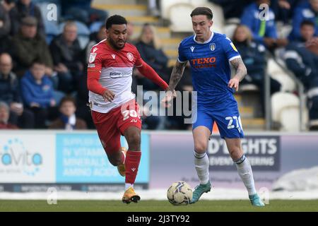 Cameron Coxe von Colchester United schaut vorbei an Jamie Reid von Stevenage - Colchester United / Stevenage, Sky Bet League Two, JobServe Community Stadium, Colchester, Großbritannien - 9.. April 2022 nur für die redaktionelle Verwendung - es gelten die Einschränkungen von DataCo Stockfoto