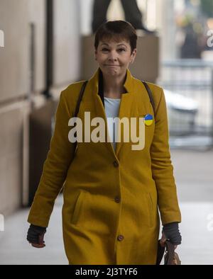 London, England, Großbritannien. 10. April 2022. Die ehemalige Vorsitzende der Grünen CAROLINE LUCAS wird vor der BBC gesehen, bevor sie am Sonntagmorgen in der fernsehshow auftritt. (Bild: © Tayfun Salci/ZUMA Press Wire) Stockfoto