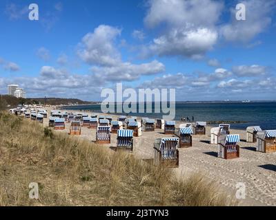 Timmendorfer Strand, Deutschland. 10. April 2022. Am Ostseestrand stehen Liegestühle. Die Strandliegen-Mieter an der Lübecker Bucht haben sie bereits in Erwartung der Ostergäste eingerichtet. Quelle: Thomas Müller/dpa/Alamy Live News Stockfoto