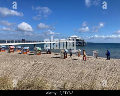 Timmendorfer Strand, Deutschland. 10. April 2022. Am Ostseestrand stehen Liegestühle. Die Strandliegen-Mieter an der Lübecker Bucht haben sie bereits in Erwartung der Ostergäste eingerichtet. Quelle: Thomas Müller/dpa/Alamy Live News Stockfoto