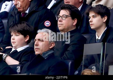 Michael McIntyre, Comedian und TV-Moderator, wird mit Sons, Lucas und Oscar gesehen - Tottenham Hotspur gegen West Ham United, Premier League, Tottenham Hotspur Stadium, London, Großbritannien - 20.. März 2022 nur zur redaktionellen Verwendung - es gelten DataCo-Einschränkungen Stockfoto