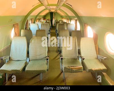 In einem alten verlassenen Flugzeug Stockfoto