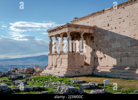 Die Caryatid-Veranda des Erechtheion, einem alten Tempel, der der Göttin Athen auf dem Akropolis-Hügel in Athen, Griechenland, gewidmet ist. Stockfoto