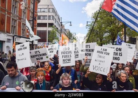 London, Großbritannien. 9.. April 2022. Demonstranten in der Oxford Street. Tausende von Rebellion-Demonstranten marschierten durch das Zentrum von London und blockierten die Straßen und forderten die Regierung auf, fossile Brennstoffe zu beenden und gegen den Klimawandel zu handeln. Stockfoto