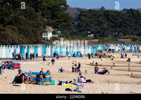 Strand und Strand Hütten am zuvorkommend, Dorset, England Stockfoto