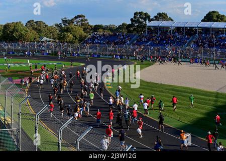 Melbourne, Australien. 10. April 2022. Fans, F1 Grand Prix of Australia auf dem Melbourne Grand Prix Circuit am 10. April 2022 in Melbourne, Australien. (Foto von HIGH TWO) Quelle: dpa/Alamy Live News Stockfoto